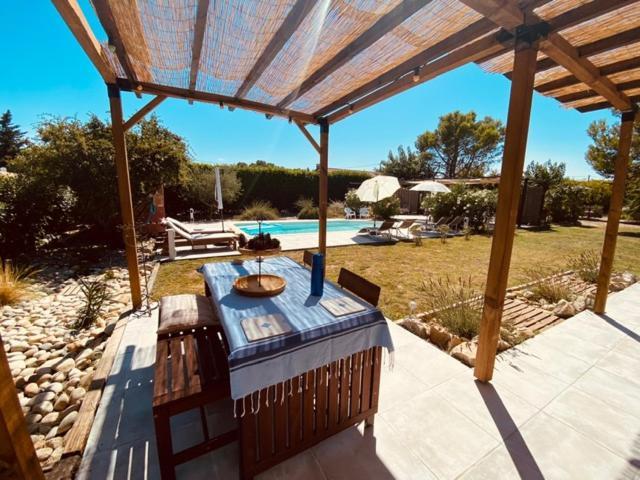 Hotel Le Mazet De L'Amathye Aramon Esterno foto