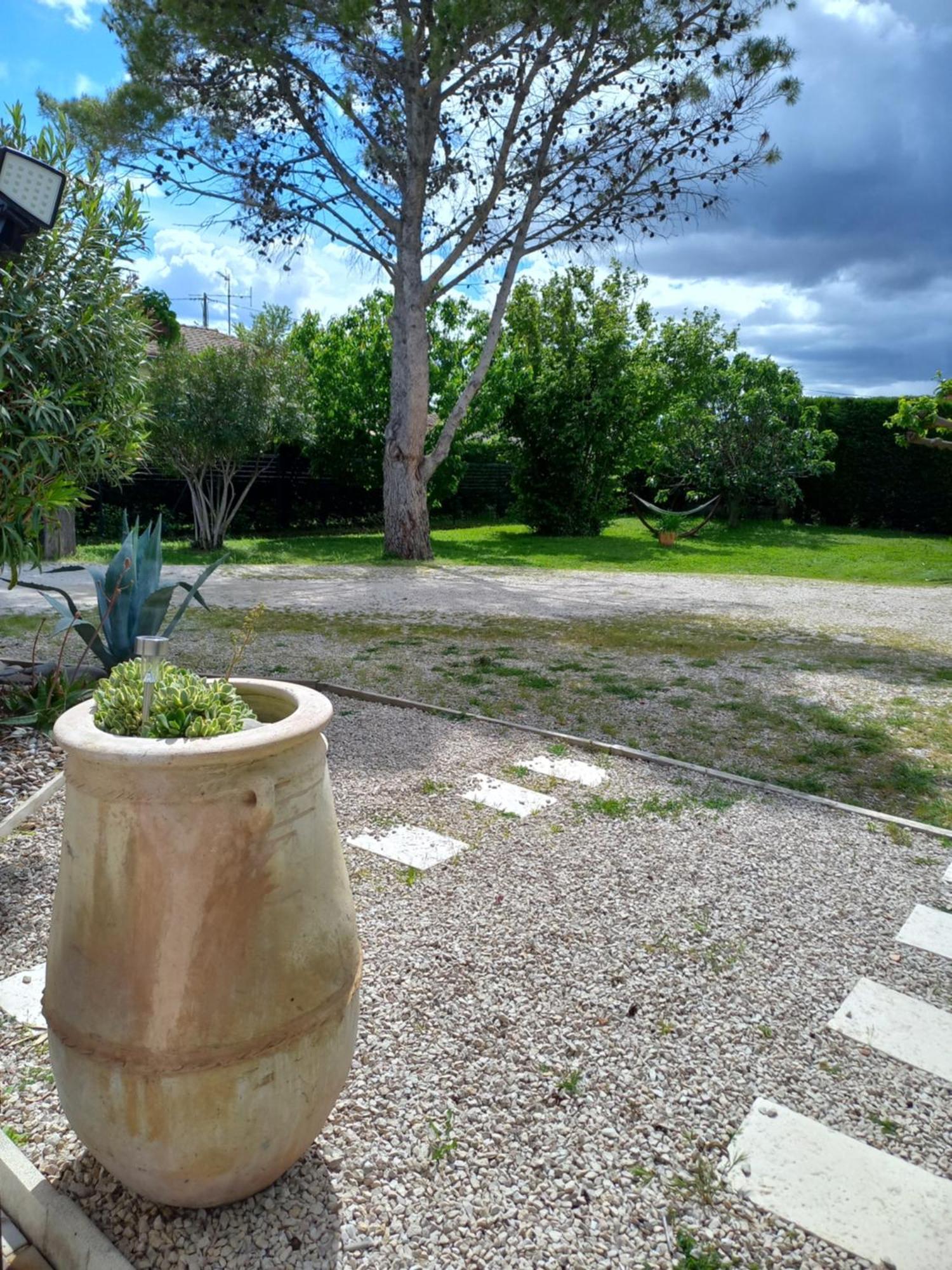 Hotel Le Mazet De L'Amathye Aramon Esterno foto
