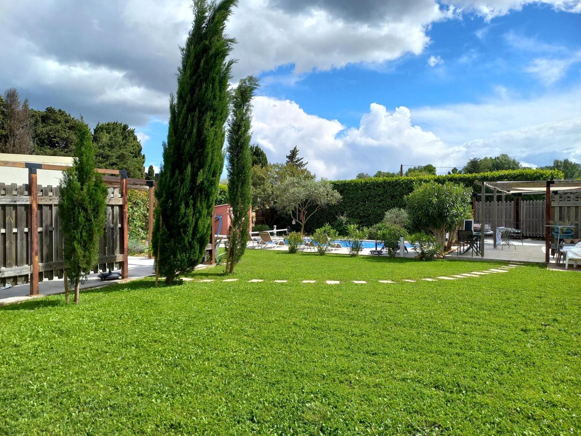 Hotel Le Mazet De L'Amathye Aramon Esterno foto